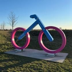 Symbolbild_RSV Übergroßes Fahrrad im Stil des Logos der Radschnellverbindung