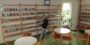 Frau steht vor Hörbüchern