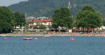 Blick vom Wasser auf den Badebetrieb des Strandbads Waidsee