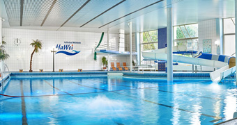 Schwimmhalle mit Rutsche Hallenbad HAWEI