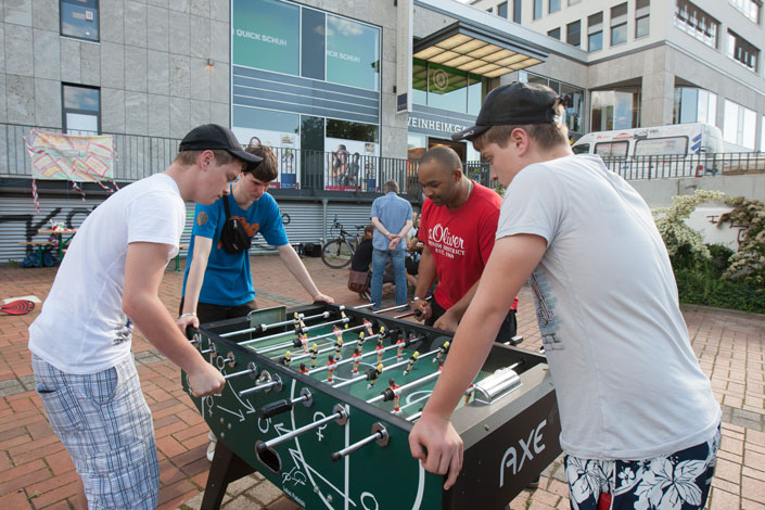 Jugendliche bei Tischfußball