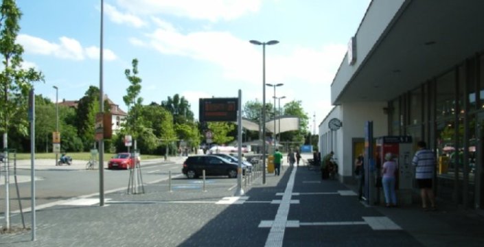 Blick von Norden auf den umgestalteteten Bahnhofsvorplatz 