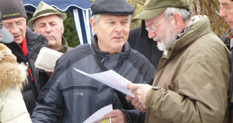 Bürger mit Papieren in der Hand