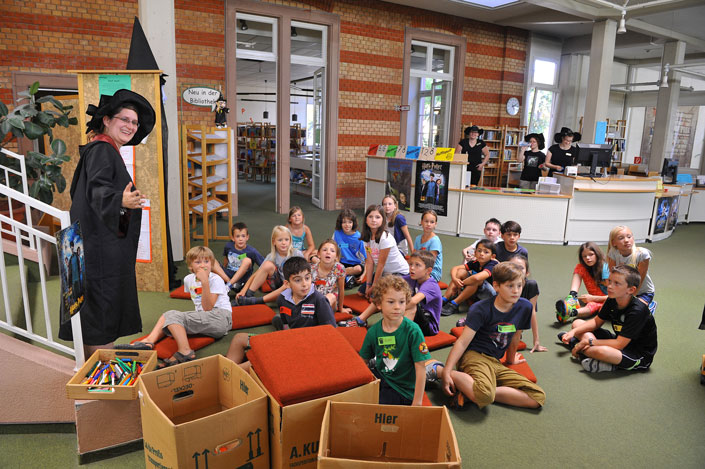 Kinder bei einer Veranstaltung in der Bibliothek